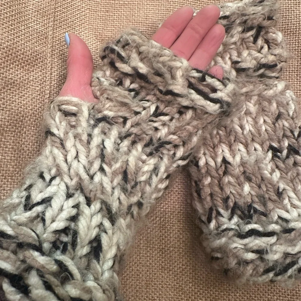 Hand knit Chunky Knit SOFT Fingerless Gloves with Flower Accent NWOT